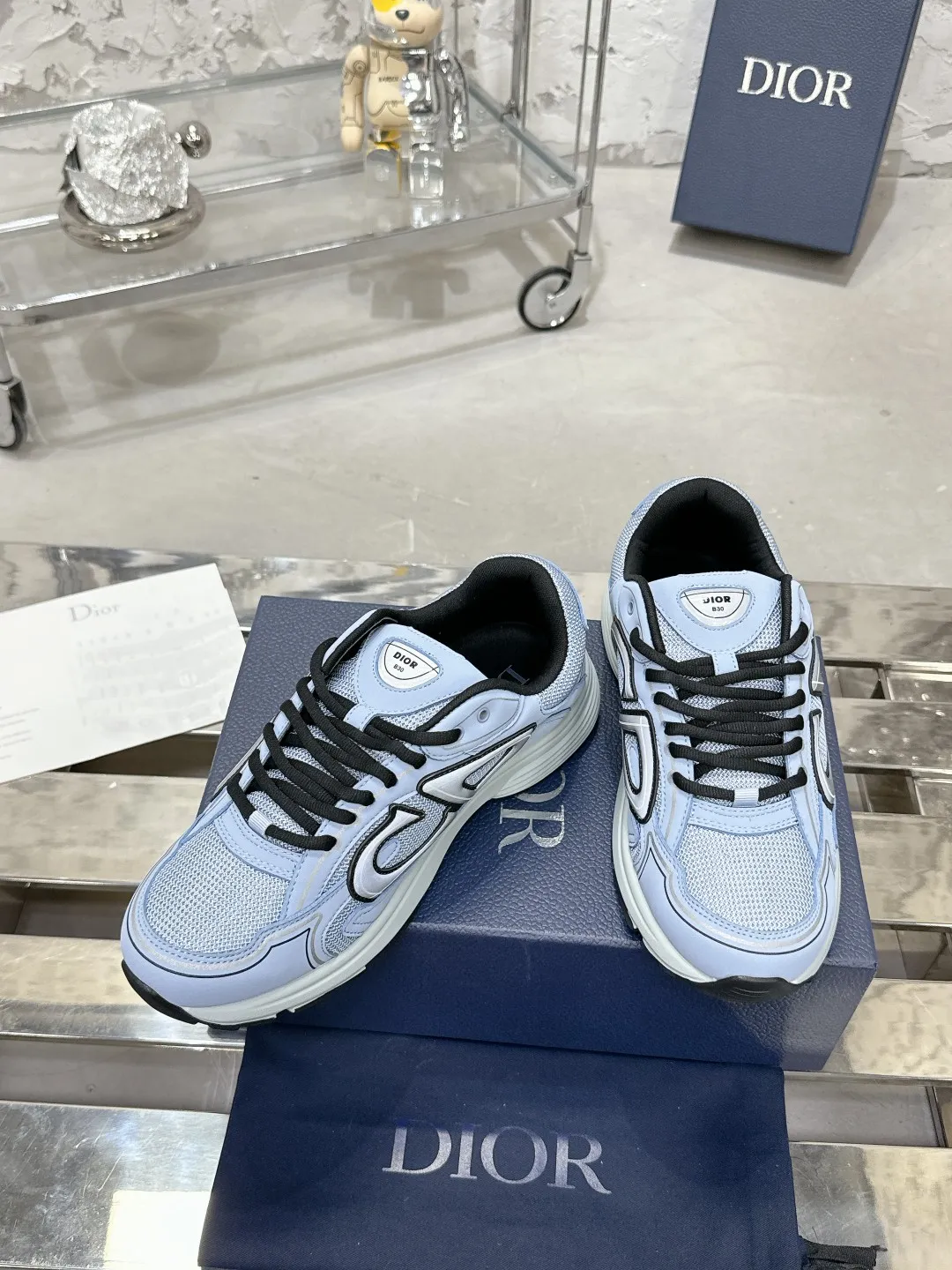 Men's men's shoes 💰600❤️❤️❤️High version Dior Dior's latest color matching B30 series reflective dad sneakers original 17380💰 purchased for development and production Brand new B30 sneakers Dad Shoes style shoes that follow the trend of the retro market The Dior logo on the tongue also indicates that this pair of shoes is the B30 model! B30 uses fine-textured leather and mesh cloth materials to form a shoe body. There are conspicuous letters CD on both sides of the shoe body to indicate identity. Many lines on the shoe body outline details to make the shoes look less monotonous and full of retro flavor. The delivery counter is exquisitely packaged🛍📦 ▪️Fabric: Original customized technical fabric + mesh ▪️Inner lining: Customized breathable lining ▪️Outsole: Original molded IP foam + TPU outsole ▪️Sole thickness: 3.5CM ▪️Size: Women’s size 35-40 / Men’s size 39-46